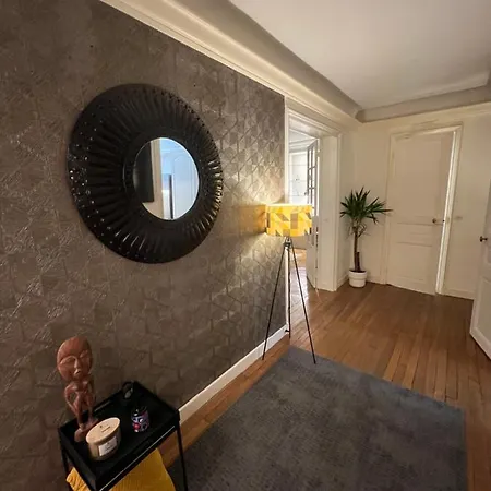 Luxe, Vue Tour Eiffel Ac 5 Ou 6 P Апартаменты *